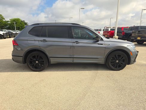 Used 2022 Volkswagen Tiguan SE R-Line FWD image 2