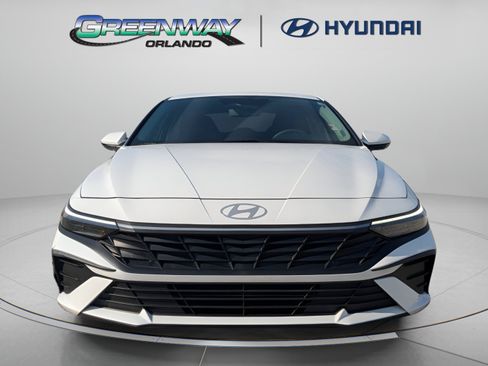 Used 2024 Hyundai Elantra SE FWD image 5