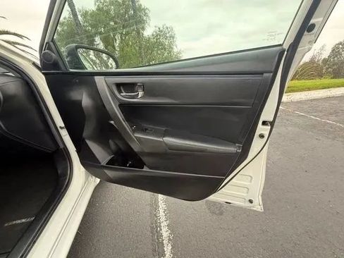 Used 2018 Toyota Corolla SE w/ Carpet Mat Package (TMS) FWD image 9