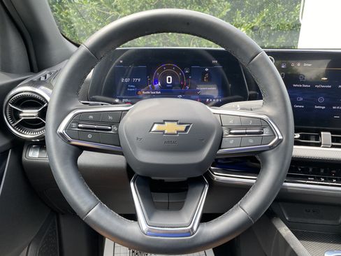 Used 2026 Chevrolet Equinox LT w/ Safety and Technology Package FWD image 18