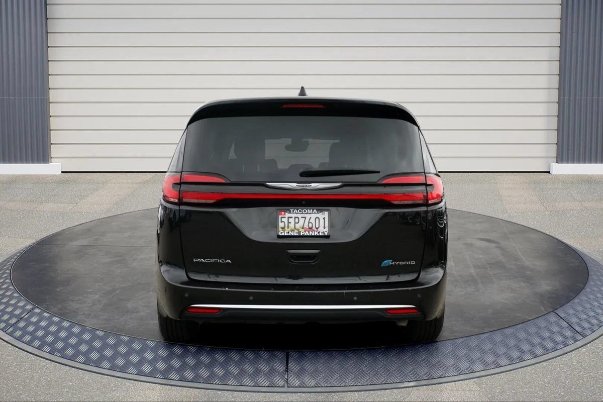 Used 2023 Chrysler Pacifica Touring-L FWD image 6