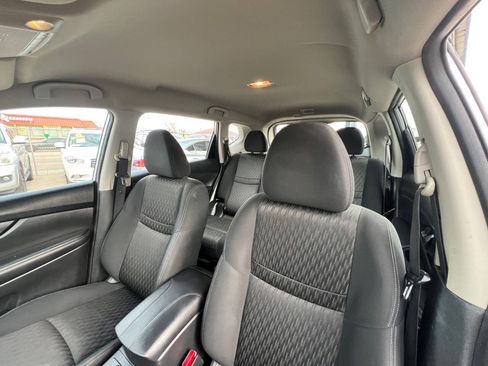 Used 2017 Nissan Rogue S FWD image 17