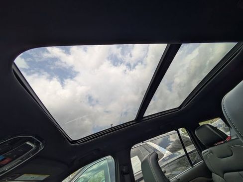 Used 2025 Jeep Grand Cherokee L Overland w/ Luxury Tech Group IV image 23