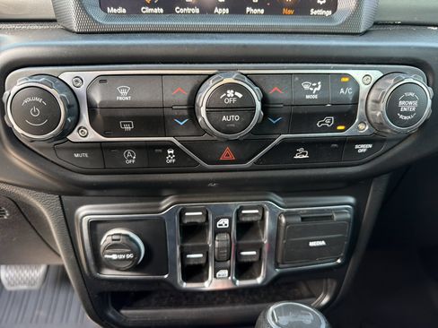 Used 2022 Jeep Wrangler Unlimited Sahara AWD/4WD image 9