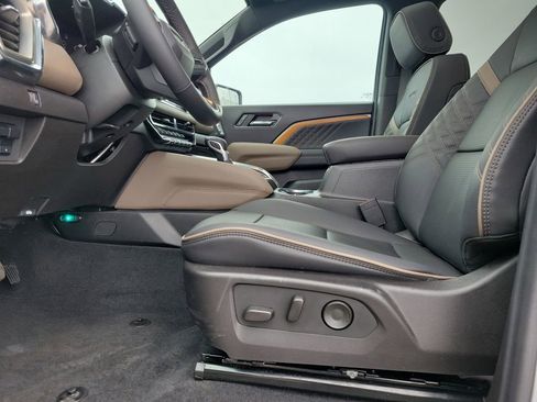 Used 2024 GMC Canyon Denali image 17