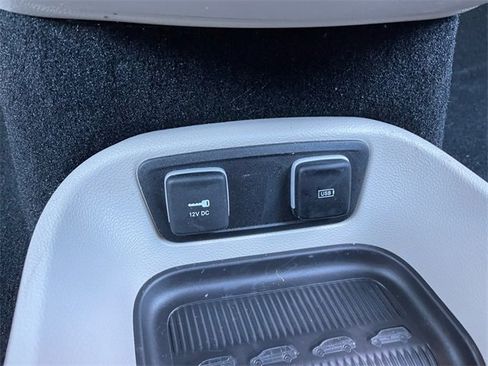 Used 2019 Chrysler Pacifica Limited image 37