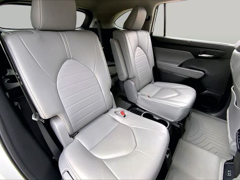 Used 2022 Toyota Highlander XLE FWD image 20