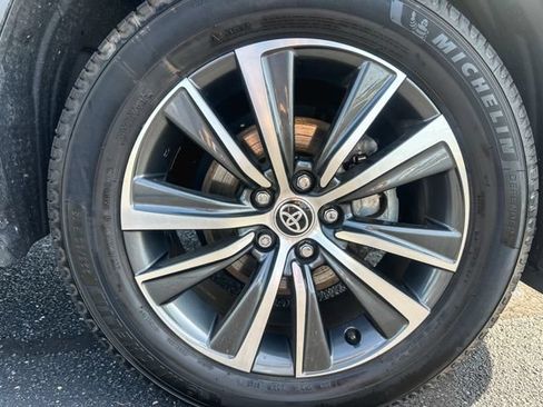 Used 2021 Toyota Venza LE AWD/4WD image 11