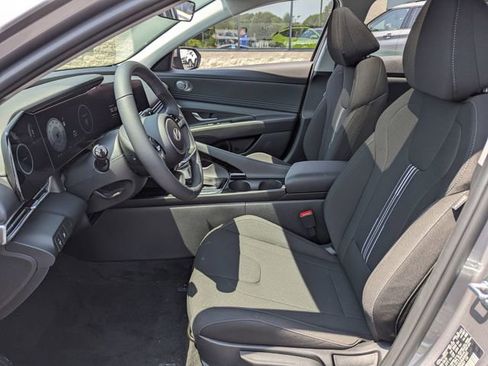 Used 2024 Hyundai Elantra SEL w/ Convenience Package FWD image 8
