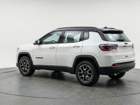 Used 2025 Jeep Compass Trailhawk AWD/4WD image 6