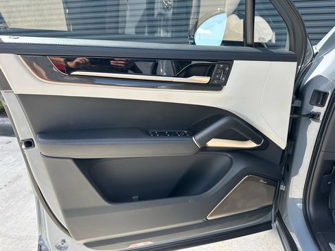 Certified 2025 Porsche Cayenne Turbo AWD/4WD image 14