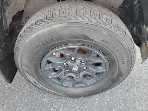 Used 2020 Toyota Tacoma SR5 AWD/4WD image 39