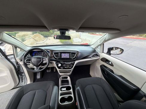 Used 2022 Chrysler Voyager LX FWD image 6