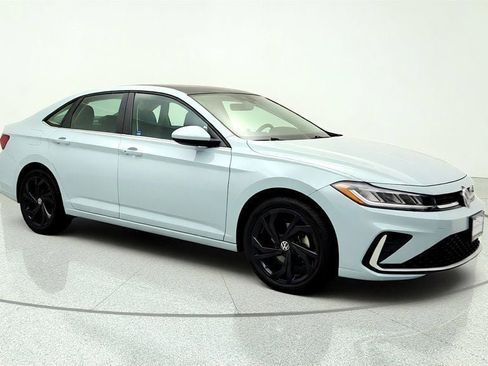 Used 2025 Volkswagen Jetta SE FWD image 3