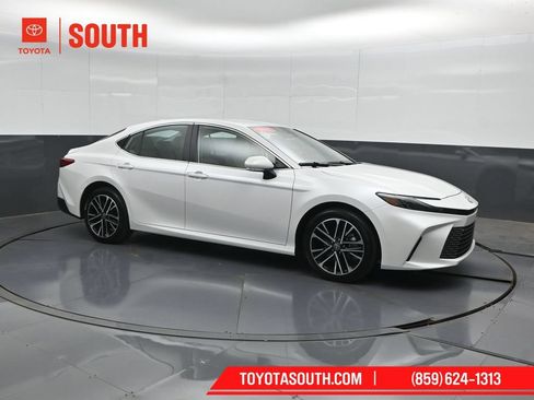 Used 2025 Toyota Camry XLE AWD/4WD image 1