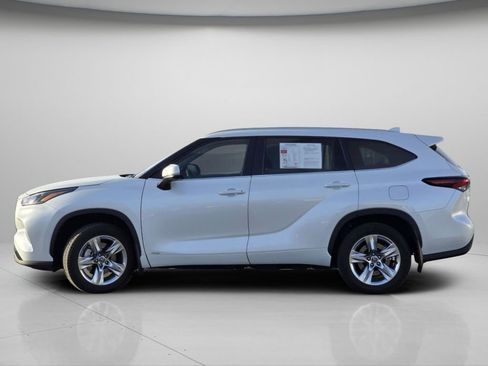 Used 2025 Toyota Highlander XLE image 19