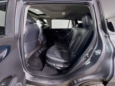 Used 2022 Toyota Highlander XLE image 16