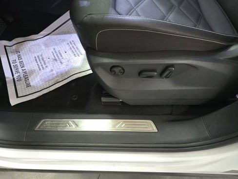 Used 2025 Volkswagen Atlas SE FWD image 16