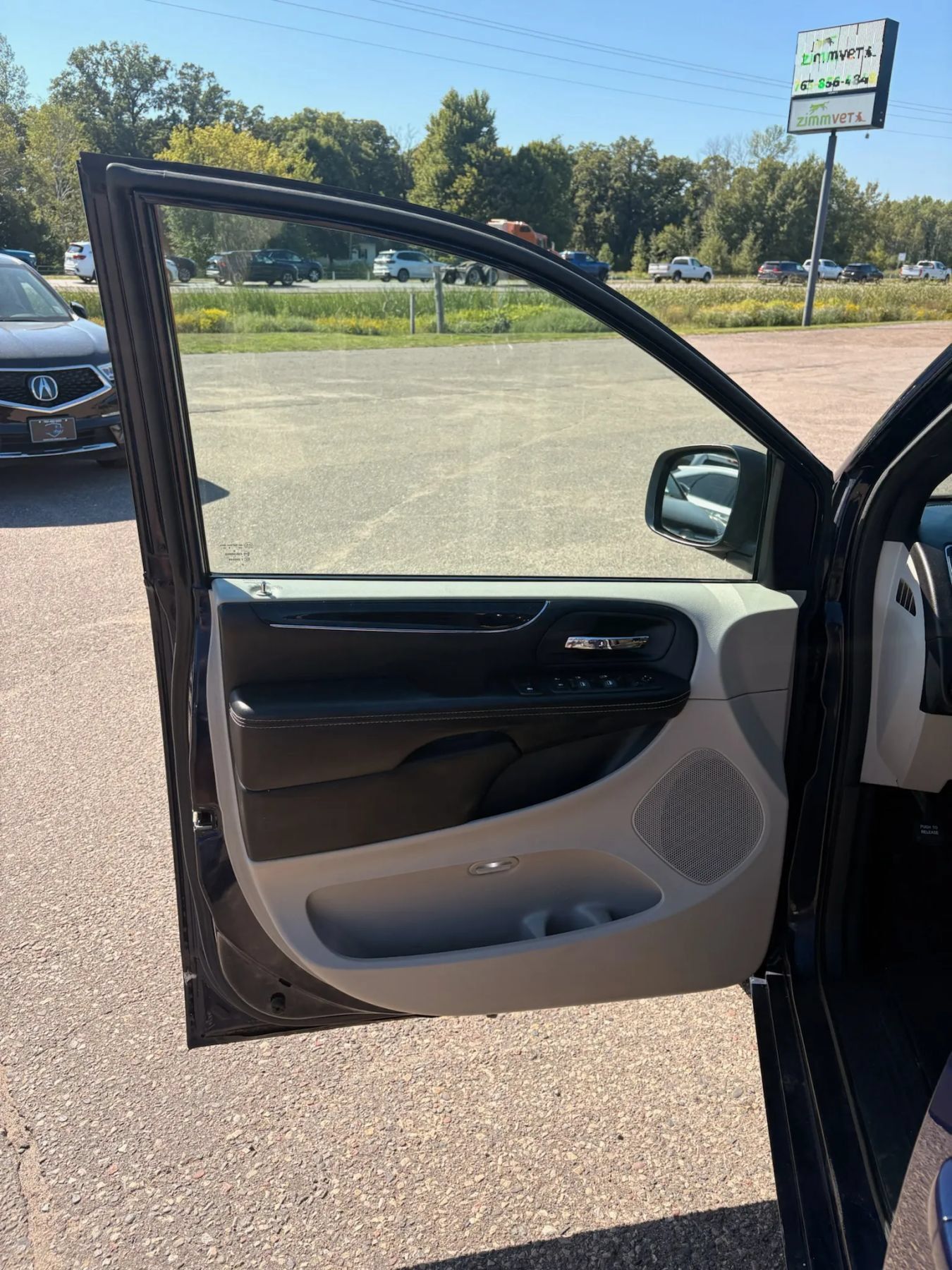 Used 2016 Dodge Grand Caravan SE FWD image 11