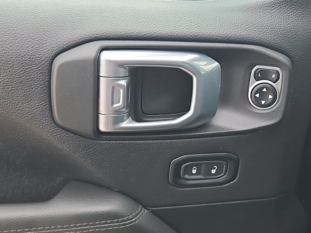Used 2021 Jeep Wrangler Unlimited Sahara AWD/4WD image 15
