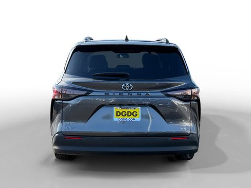 Used 2025 Toyota Sienna XLE image 4