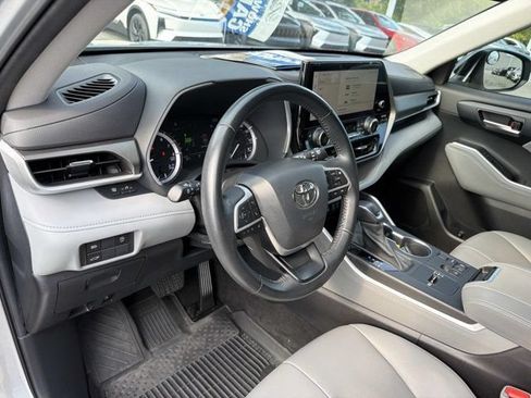 Used 2023 Toyota Highlander FWD image 12