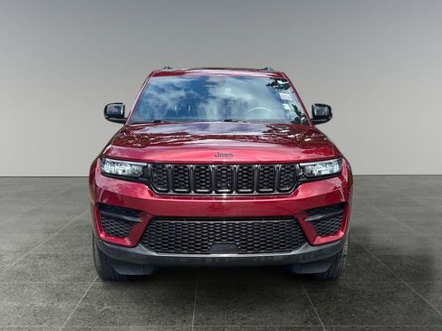Used 2024 Jeep Grand Cherokee Altitude image 3