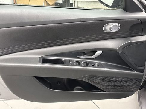 Used 2025 Hyundai Elantra SE image 9