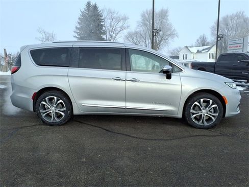 New 2026 Chrysler Pacifica Pinnacle image 8