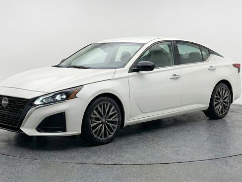 Used 2025 Nissan Altima 2.5 SV FWD image 3