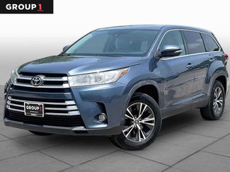 Used 2019 Toyota Highlander Plus FWD video 1