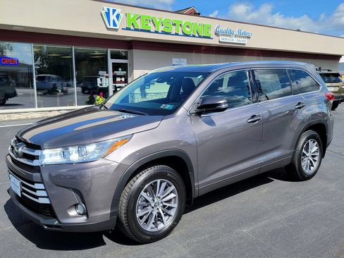 Used 2017 Toyota Highlander XLE AWD/4WD image 1