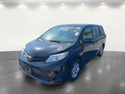 Used 2020 Toyota Sienna L FWD image 2
