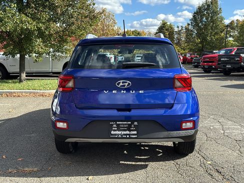 Used 2023 Hyundai Venue SEL image 4