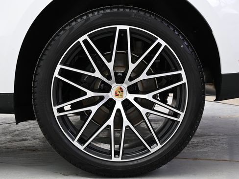 Used 2025 Porsche Macan image 16