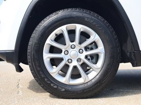 Used 2022 Jeep Grand Cherokee Laredo E AWD/4WD image 9