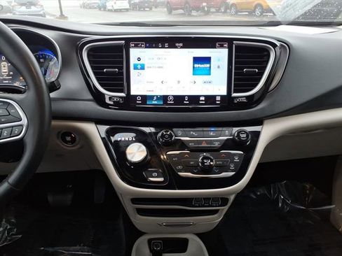 Used 2023 Chrysler Pacifica Touring-L image 18