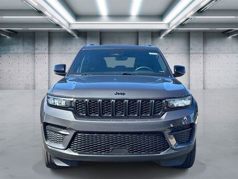 Used 2023 Jeep Grand Cherokee Altitude image 2