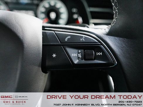 Used 2023 Audi Q8 Premium image 27