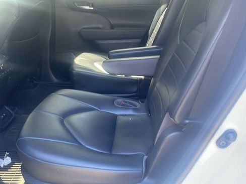 Used 2021 Toyota Highlander XLE AWD/4WD image 14
