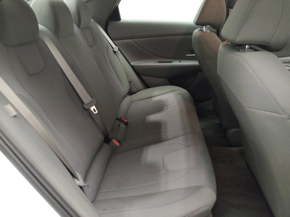 Used 2025 Hyundai Elantra SE FWD image 19