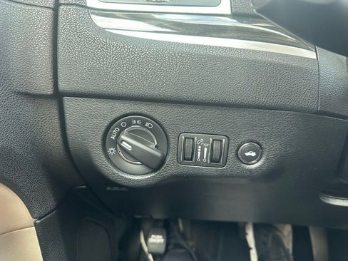 Used 2018 Chrysler 300 Touring L image 12