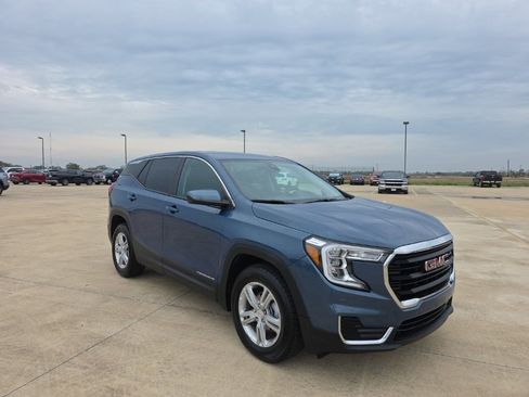 Used 2024 GMC Terrain SLE image 2