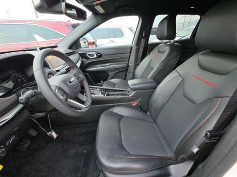 Used 2025 Jeep Compass Trailhawk AWD/4WD image 2