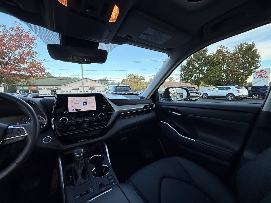 Certified 2026 Toyota Highlander XLE AWD/4WD image 13