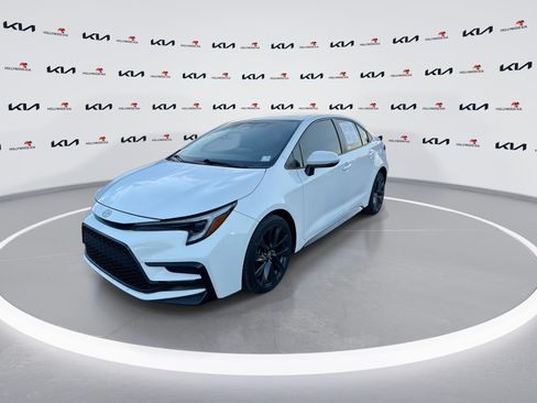 Used 2023 Toyota Corolla SE FWD image 4