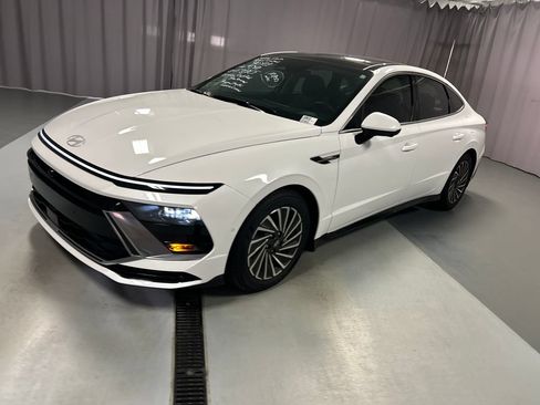 Used 2025 Hyundai Sonata Limited FWD image 3