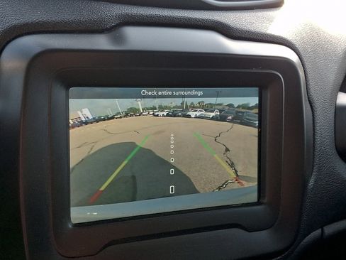 Used 2018 Jeep Renegade Latitude FWD image 15