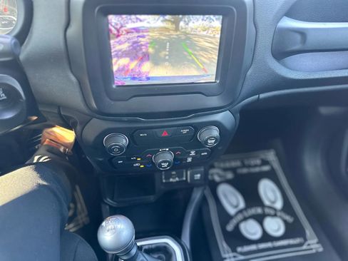 Used 2018 Jeep Renegade Altitude image 9