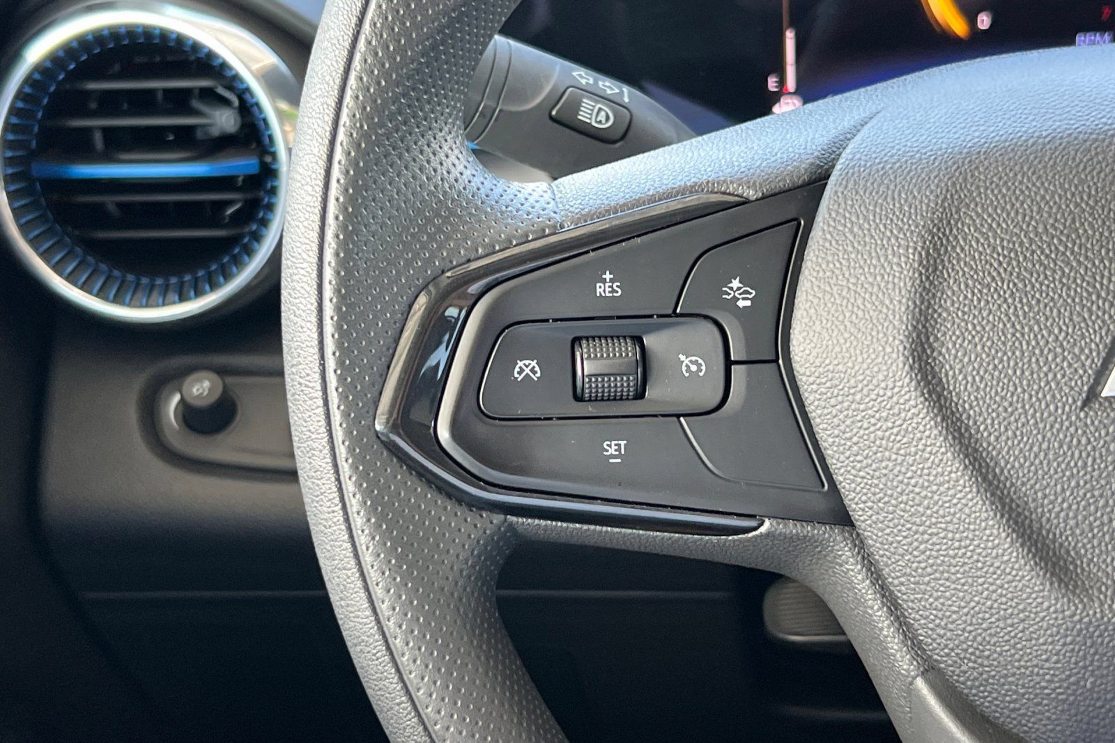 Used 2025 Chevrolet Trax LT FWD image 33